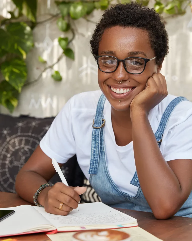 Sabran Ead autrice pour Éditions Etherias, maison d'édition Fantasy, Livres et Boxs